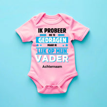 Carica l&#39;immagine nel visualizzatore di Gallery, IK PROBEER ME TE GEDRAGEN PAPA - Gepersonaliseerde baby onesie, baby body 100% biologisch katoen
