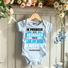 Carica l&#39;immagine nel visualizzatore di Gallery, IK PROBEER ME TE GEDRAGEN PAPA - Gepersonaliseerde baby onesie, baby body 100% biologisch katoen
