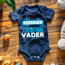 Carica l&#39;immagine nel visualizzatore di Gallery, IK PROBEER ME TE GEDRAGEN PAPA - Gepersonaliseerde baby onesie, baby body 100% biologisch katoen
