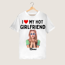 Carica l&#39;immagine nel visualizzatore di Gallery, I love my hot girlfriend - Personalisiertes Foto T-Shirt (100% Baumwolle, Unisex)
