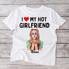 Carica l&#39;immagine nel visualizzatore di Gallery, I love my hot girlfriend - Personalisiertes Foto T-Shirt (100% Baumwolle, Unisex)
