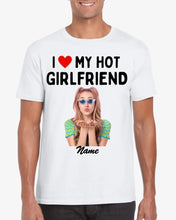 Carica l&#39;immagine nel visualizzatore di Gallery, I love my hot girlfriend - Personalisiertes Foto T-Shirt (100% Baumwolle, Unisex)
