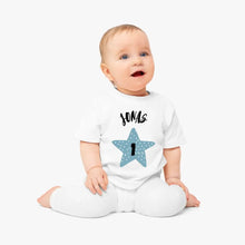 Carica l&#39;immagine nel visualizzatore di Gallery, Baby T-Shirt Geburtstag - Personalisiertes Kleinkind-Shirt, 100% Bio-Baumwolle, Jahreszahl &amp; Name
