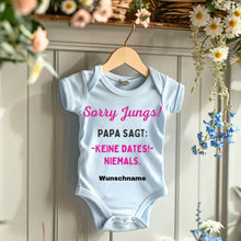 Carica l&#39;immagine nel visualizzatore di Gallery, Sorry Jungs, Papa sagt keine Dates - Personalisierter Baby-Onesie/ Strampler, 100% Bio-Baumwolle für Mädchen
