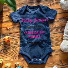 Carica l&#39;immagine nel visualizzatore di Gallery, Sorry Jungs, Papa sagt keine Dates - Personalisierter Baby-Onesie/ Strampler, 100% Bio-Baumwolle für Mädchen
