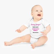 Carica l&#39;immagine nel visualizzatore di Gallery, Sorry Jungs, Papa sagt keine Dates - Personalisierter Baby-Onesie/ Strampler, 100% Bio-Baumwolle für Mädchen
