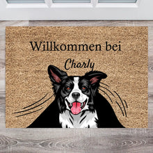 Carica l&#39;immagine nel visualizzatore di Gallery, Personalisierte Haustier Fußmatte Hund &amp; Katze &quot;unterm Vorhang&quot; (1-4 Haustiere)
