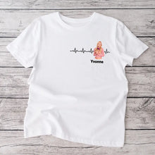 Carica l&#39;immagine nel visualizzatore di Gallery, Personalisiertes Foto T-Shirt &quot;Meine Herzfrequenz&quot; mit Foto deines Lieblingsmenschen (Partner, Freundinnen,Familie)
