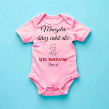 Carica l&#39;immagine nel visualizzatore di Gallery, &quot;Mucizeler biraz vakit alır İŞTE BURDAYIM - Personalisierter Baby-Onesie/ Strampler türkisch, 100% Bio-Baumwolle Baby Body
