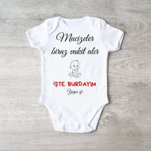 Carica l&#39;immagine nel visualizzatore di Gallery, &quot;Mucizeler biraz vakit alır İŞTE BURDAYIM - Personalisierter Baby-Onesie/ Strampler türkisch, 100% Bio-Baumwolle Baby Body
