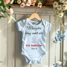 Carica l&#39;immagine nel visualizzatore di Gallery, &quot;Mucizeler biraz vakit alır İŞTE BURDAYIM - Personalisierter Baby-Onesie/ Strampler türkisch, 100% Bio-Baumwolle Baby Body
