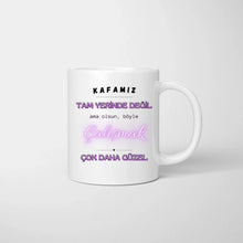 Carica l&#39;immagine nel visualizzatore di Gallery, Kafamız TAM YERİNDE DEĞİL ama olsun, böyle Çalışmak ÇOK DAHA GÜZEL - Kolleginnen Tasse personalisiert
