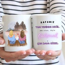 Carica l&#39;immagine nel visualizzatore di Gallery, Kafamız TAM YERİNDE DEĞİL ama olsun, böyle Çalışmak ÇOK DAHA GÜZEL - Kolleginnen Tasse personalisiert
