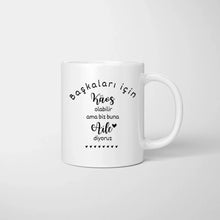 Carica l&#39;immagine nel visualizzatore di Gallery, Başkaları için Kaos olabilir ama biz buna Aile diyoruz - Personalisierte Familien Tasse
