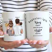 Carica l&#39;immagine nel visualizzatore di Gallery, Başkaları için Kaos olabilir ama biz buna Aile diyoruz - Personalisierte Familien Tasse
