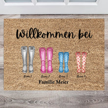 Carica l&#39;immagine nel visualizzatore di Gallery, Willkommen bei uns, Gummistiefel - Personalisierte Fußmatte für innen &amp; aussen (2-8 Personen, Kinder, Babys &amp; Haustiere)
