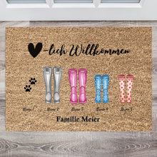 Carica l&#39;immagine nel visualizzatore di Gallery, Herzlich Willkommen Gummistiefel - Personalisierte Fußmatte  für innen &amp; aussen (2-8 Personen, Kinder, Babys &amp; Haustiere)
