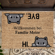 Carica l&#39;immagine nel visualizzatore di Gallery, Personalisierte Fußmatte, Willkommen bei unserer Familie, Süße Katzen sagen Hallo und Tschüss
