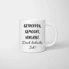 Carica l&#39;immagine nel visualizzatore di Gallery, Getroffen, gemocht, verliebt - Dich behalte ich! - Personalisierte Tasse für Paare
