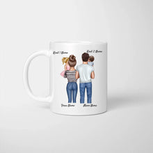 Carica l&#39;immagine nel visualizzatore di Gallery, Personalisierte Familien Tasse &quot;Vergiss Weihnachten, Wir lieben dich JEDEN TAG&quot; (Eltern, 1-4 Kinder)
