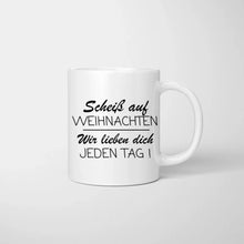 Carica l&#39;immagine nel visualizzatore di Gallery, Personalisierte Familien Tasse &quot;Vergiss Weihnachten, Wir lieben dich JEDEN TAG&quot; (Eltern, 1-4 Kinder)
