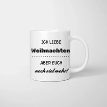 Carica l&#39;immagine nel visualizzatore di Gallery, Personalisierte Familien Tasse &quot;Ich liebe Weihnachten, aber euch noch viel mehr&quot; (Eltern, 1-4 Kinder)
