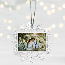 Carica l&#39;immagine nel visualizzatore di Gallery, Personalisierte Pärchen Christbaum-Schneeflocke - Eigenes Foto, Geschenk Partner Weihnachten
