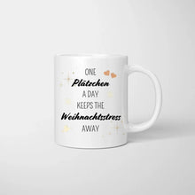 Carica l&#39;immagine nel visualizzatore di Gallery, One Plätzchen a day keeps the Weihnachtsstress away - Personalisierte Tasse Freundinnen &amp; Kolleginnen (2-4 Personen)
