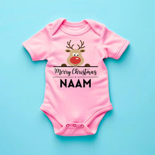 Carica l&#39;immagine nel visualizzatore di Gallery, Merry Christmas Baby - Gepersonaliseerde baby onesie/ romper voor Kerstmis, 100% biologisch katoen
