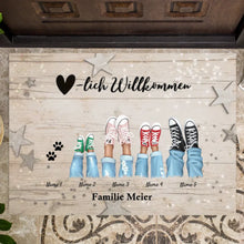 Carica l&#39;immagine nel visualizzatore di Gallery, Herzlich Willkommen - Personalisierte Weihnachtszeit Fußmatte Familie (2-8 Personen &amp; Haustiere)
