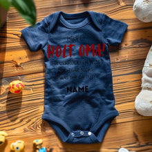 Carica l&#39;immagine nel visualizzatore di Gallery, Holt Oma zur Hilfe - Personalisierter Baby-Onesie/ Strampler, witziges Weihnachtsgeschenk, 100% Bio-Baumwolle
