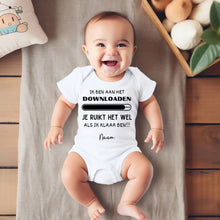 Carica l&#39;immagine nel visualizzatore di Gallery, IK BEN AAN HET Downloaden - Gepersonaliseerde baby onesie/ romper voor Kerstmis, 100% biologisch katoen copy
