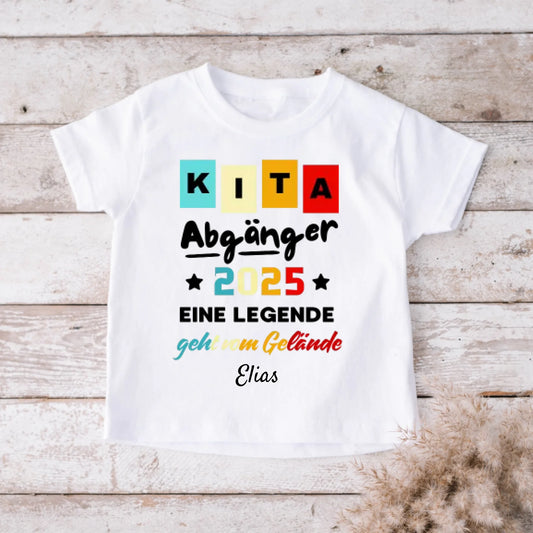 Kita Abgänger 2025, Eine Legende geht vom Gelände - Personalisiertes T-Shirt Kinder, Schüler, Einschulung (100% Baumwolle)