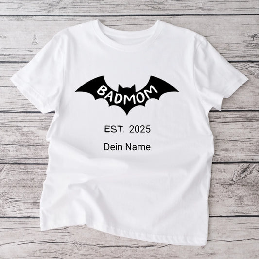 Badmom (Dadman) seit 2025 - Personalisiertes T-Shirt für werdende Mütter, Ankündigung Geburt/ Schwangerschaft 100% Baumwolle