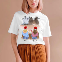 Carica l&#39;immagine nel visualizzatore di Gallery, Weihnachten Freundinnen mit Getränk - Personalisiertes T-Shirt
