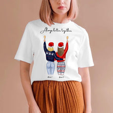 Carica l&#39;immagine nel visualizzatore di Gallery, Weihnachten Freundinnen Cheers - Personalisiertes T-Shirt (2-3 Frauen)
