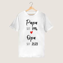 Carica l&#39;immagine nel visualizzatore di Gallery, Papa seit und Opa seit - Personalisiertes T-Shirt für Papa, Opa, zur Verkündung (100% Baumwolle, Unisex)
