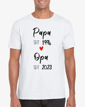 Carica l&#39;immagine nel visualizzatore di Gallery, Papa seit und Opa seit - Personalisiertes T-Shirt für Papa, Opa, zur Verkündung (100% Baumwolle, Unisex)
