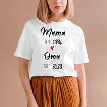 Carica l&#39;immagine nel visualizzatore di Gallery, Mama seit und Oma seit - Personalisiertes T-Shirt für Mutter, Großmutter, zur Verkündung (100% Baumwolle)
