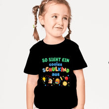 Carica l&#39;immagine nel visualizzatore di Gallery, So sieht ein cooles Schulkind aus - Personalisiertes T-Shirt für Kinder zur Einschulung (100% Baumwolle)
