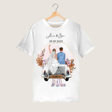 Carica l&#39;immagine nel visualizzatore di Gallery, &quot;Just Married&quot; Personalisiertes T-Shirt zur Hochzeit - Für Brautpaar, Braut &amp; Bräutigam, Hochzeitsgeschenk
