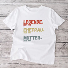 Carica l&#39;immagine nel visualizzatore di Gallery, Für Mama - Legende seit, Ehefrau seit, Mutter seit - Personalisiertes T-Shirt für Mütter (100% Baumwolle, Unisex)
